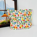 Vista dettagliata della borsa tote in tela con motivi floreali colorati dipinti a mano - Piccoli Fiori Multicolore