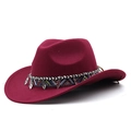 Détail du chapeau de cowboy en feutre avec ruban ethnique et pendentifs en forme de feuille - Bordeaux
