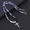 Dettaglio della collana di perle blu con accenti neri e ciondolo a croce argento - Diaspro a Macchie Blu