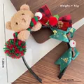Weihnachtshaarreif mit Plüschbär und grüner Schleife auf Holzgrund für den Urlaub - Schwarzes Stirnband Bärenstil