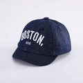 Dettaglio del ricamo bianco Boston 1630 sul berretto da neonato in denim blu navy - 48-50cm (8 mesi - 2 anni) / Boston-Blu Notte