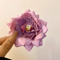 Detalle macro de los pétalos de la pinza de pelo de rosa en tela con degradado púrpura - Clip de pico de pato con flor de rosa rosa
