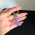 Dettaglio di un portachiavi a ciliegia in resina viola traslucida con anello in argento - Viola