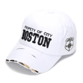 Detailansicht der weißen Baseballkappe mit Boston-Stickerei und Camouflage-Distressed-Effekt - Einheitsgröße(Einstellbar) / Weiß