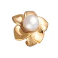 Detailopname van een bloemvormige gouden ring met een grote witte ronde parel in het midden - Grote Bloem met Parel