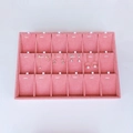 Schmucktablett aus rosa Samt mit 18 Fächern für Ohrringe und Stecker im Detail - 18-Raster Kartentablett