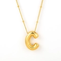 Ciondolo a lettera C dorato lucido su una catena minimalista in acciaio inossidabile - Oro - C