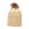 Textura de punto detallada de un gorro de invierno grueso con pompón de piel sintética - Blanco Roto