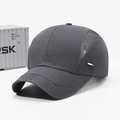 Gorra deportiva gris oscuro de malla transpirable con etiqueta roja y tejido de secado rápido - Ajustable / gris oscuro