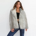 Manteau court en fausse fourrure pour femmes en peluche gris clair style ouvert - S / Blanc