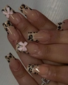 Nahaufnahme von quadratischen Klebenägeln mit Leoparden-French-Tips und 3D-Schleifen - Französischer Leoparden-Schleifen-Stil(BW191)