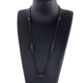 Collana lunga minimalista in acciaio inossidabile nero con pendente a molla su supporto - Nero