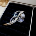 Dettaglio macro della spilla a farfalla placcata oro 14k con perla e zirconi - Stile Foglia Aerodinamica - Oro (7#)