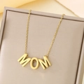 Dettaglio della collana con ciondolo a cuore MOM dorato in una scatola regalo beige - Stile Lettera MOM(KN233962-Z)