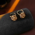 Dettaglio di orecchini a sfera placcati oro con strass champagne su supporto velluto - Clip per Orecchio - Oro (Placcato Oro Vero)