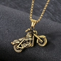 Macro de un colgante de moto dorado con grabados detallados y cadena de eslabones - Colgante Estilo Motocicleta Dorado (KP100931-MI)