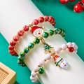 Detalle del juego de pulseras navideñas con dijes de Papá Noel y muñeco de nieve - Juego de 3 piezas-Papá Noel Muñeco de Nieve Árbol (Fondo Verde)