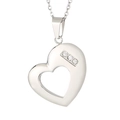 Colgante de corazón en acero inoxidable plateado con tres diamantes sobre fondo blanco - Color Acero (KP97936-Z)