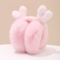 Detalle de orejeras de felpa rosa suave con detalles de corazón en fondo minimalista - Aprox. 13cm de Diámetro / Rosa Claro