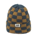 Detail der blau-gelben karierten Strickmütze mit aufgenähtem weißem Logo-Etikett - M (56-58cm) / Marineblau mit Gelb