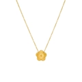 Détail d'un pendentif trèfle doré avec une texture métallique lisse et brillante - Collier avec Pendentif