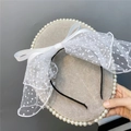 Detail eines weißen Haarreifs mit gepunkteter Tüllschleife und Schleier auf Perlentablett - Polka Dot Weiß Netz