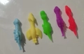 Cinq jouets dinosaures lance-pierres colorés en bleu, jaune, vert, violet et rouge - Dinosaure Lance-pierre Non Peint