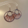 Primer plano de aretes colgantes redondos de bronce vintage con tejido de seda bohemio - Estilo de Gancho / Oro Café