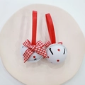 Dettaglio di campane di Natale in metallo da 4 cm con nastri rossi e fiocchi decorati - Bianco