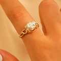 Detail van gotische schedel parelring met gouden hartvormige band om de vinger - Kunstmatige Parel Schedel Stijl (DZ-924)