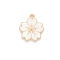 Dettaglio ravvicinato del ciondolo fiore di ciliegio in smalto bianco con bordo dorato - 18*20mm / Bianco