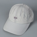 Détail d'une casquette de baseball à carreaux gris clair avec broderie Nice violette et tissu - M (56-58cm) / Gris clair