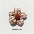 Detalle de una flor de tela de cuadros beige de 5,5cm con centro de felpa marrón para DIY - Tipo estándar / Blanco Roto Cuadrícula