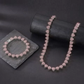 Macro scatto del set catena cubana argento con zirconi rosa a forma di cuore scintillanti - Catena Cubana a Cuore in Zirconia Rosa Argento (Collana 18in + Bracciale 8in)