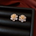Primer plano de pendientes de flor bañados en oro de 14k con circonitas en caja negra - Estilo de Clúster de Flores de Zirconia (Aguja de Plata Oro Redondo Chapado en Oro)