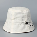 Détail du chapeau bob en lin avec cordon de serrage réglable et boucle de serrage noire - M (56-58cm) / Blanc