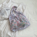 Bolso tote de punto calado hecho a mano con degradado pastel y diseño de malla boho - Multicolor