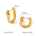 Detalle de los pendientes de serpiente en oro de 18k con ojos rojos y textura de escamas - Dorado (HC-E10189)