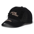 Détail de casquette noire délavée avec broderie Cream Berry rose dorée et effets de déchirure - Taille unique / Noir