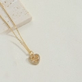 Detalle de colgante de corazón bañado en oro de 14K con micro-pavé de circonitas y diseño S - Serpiente de Corazón (XL3112)