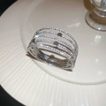 Détail du bracelet argenté multicouche serti de strass sur un plateau céramique - Style Plaque Métallique Quatre Rangs (33#) / Argent