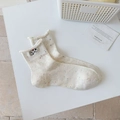 Off-white sokken met kleurrijke spikkels, ribgebreide textuur en kattenborduursel - Kat / Broken Wit