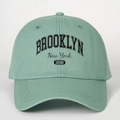 Gros plan sur la casquette Brooklyn 1898 vert menthe montrant la texture et les coutures - Vert d'eau profond