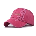 Dettaglio cappellino in cotone lavato rosa scuro con ricamo COVERI ed effetto usurato - Regolabile / Rosa Rosso