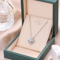 Détail du collier trèfle argenté avec zircons clairs dans son écrin vert - 9183-argent