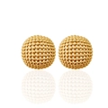 Dettaglio di orecchini a lobo dorati a sfera con trama a rete intrecciata e riflesso nitido - Orecchini / Oro