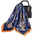 Elegante foulard in raso blu navy con stampa di girasoli e bordo arancione su una borsa - Blu Notte