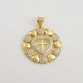 Gros plan détaillé du pendentif croix cœur plaqué or 18 carats avec zircons incrustés - Cœur Croix Multi-couches (03)
