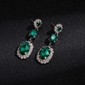 Détail macro de boucles d'oreilles pendantes en argent à trois niveaux avec pierres vertes - Boucles d'oreilles / Tige d'oreille en argent-Vert