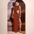 Mouwloze caramel maxi-jurk met slangenprint uitsparing en een hoge zijsplit - S / Bruin